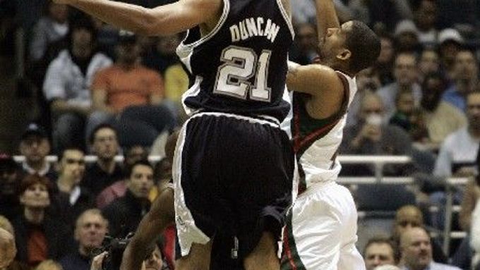 Tim Duncan ze San Antonia blokuje střelu Charlie Bella z Milwaukee v zápase zámořské NBA.