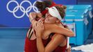 Belinda Bencicová slaví vítězství ve finále OH 2020 proti Markétě Vondroušové (vpravo)