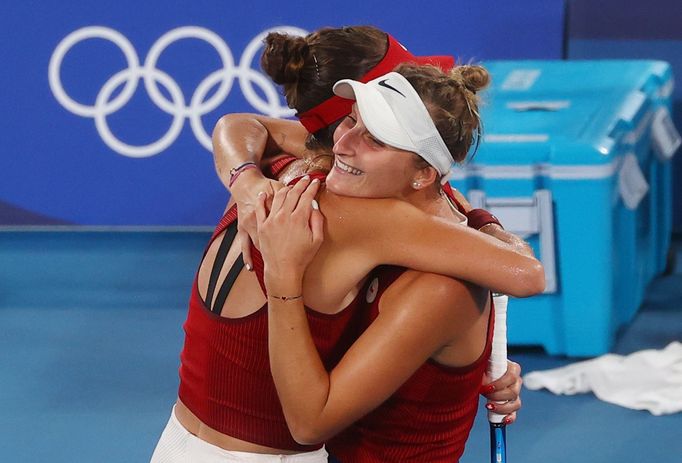 Belinda Bencicová slaví vítězství ve finále OH 2020 proti Markétě Vondroušové (vpravo)