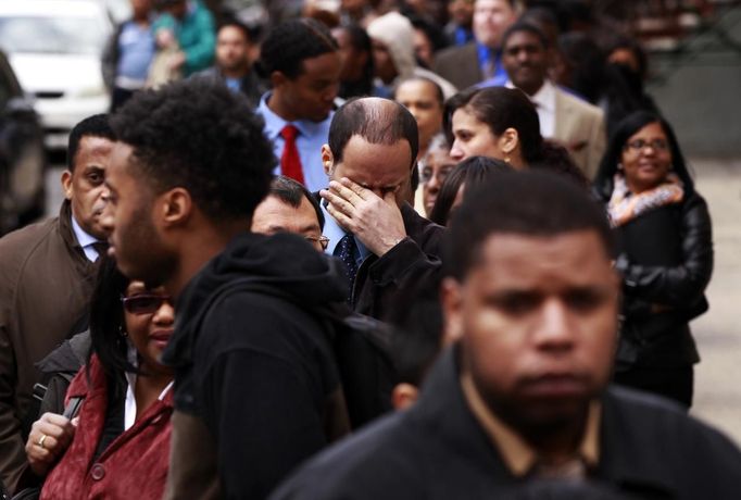 RNPS IMAGES OF THE YEAR 2012 - A man rubs his eyes as he waits in a line of jobseekers, to attend the Dr. Martin Luther King Jr. career fair held by the New York State department of Labor in New York April 12, 2012. A report on Friday showed the economy created only 120,000 jobs last month, the fewest since October. The unemployment rate fell to a three-year low of 8.2 percent, but largely as people gave up the search for work. REUTERS/Lucas Jackson (UNITED STATES - Tags: BUSINESS EMPLOYMENT TPX IMAGES OF THE DAY) Published: Pro. 5, 2012, 11:16 odp.