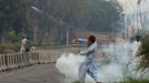 A supporter throws a teargas canister, which was earlier thrown by police, during clashes along a road which leads to the U.S. embassy in Islamabad September 20, 2012. Some 800 protesters march towards the U.S. embassy gathered in a demonstration to condemn a film produced in the U.S. mocking the Prophet Mohammad. REUTERS/Faisal Mahmood (PAKISTAN - Tags: POLITICS CIVIL UNREST RELIGION) Published: Zář. 20, 2012, 2:57 odp.