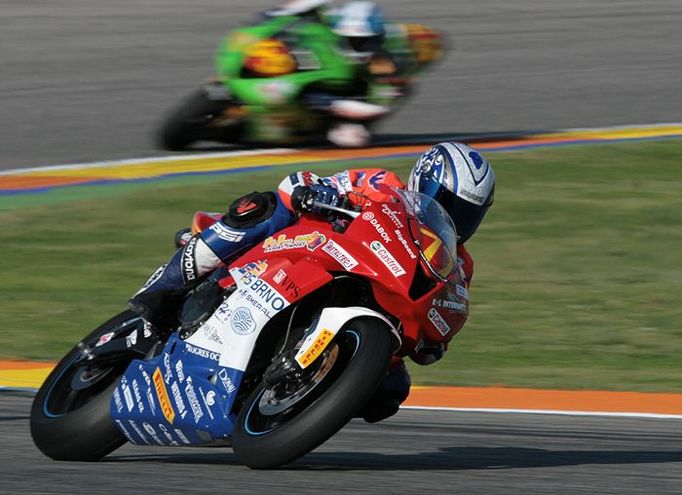 Po opakovaném startu se nakonec nejlépe předvedl Patrik Vostárek (#77, Honda, Intermoto Czech), když dojel celkově jedenáctý, pro dva body (14.místo) si dojel Šembera a Ježek byl v cíli sedmnáctý.