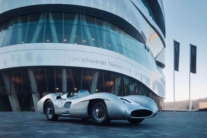 Mercedes-Benz W 196 R Streamliner před muzeem německé značky, kde v sobotu proběhla aukce