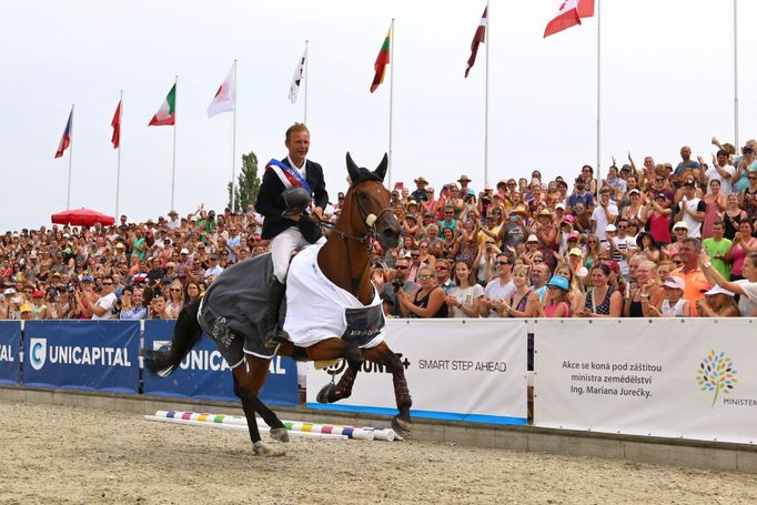 Aleš Opatrný s koněm Dimaro V D Looise Heide slaví vítězství v závodu Grand Prix Světového poháru v Olomouci 2017.