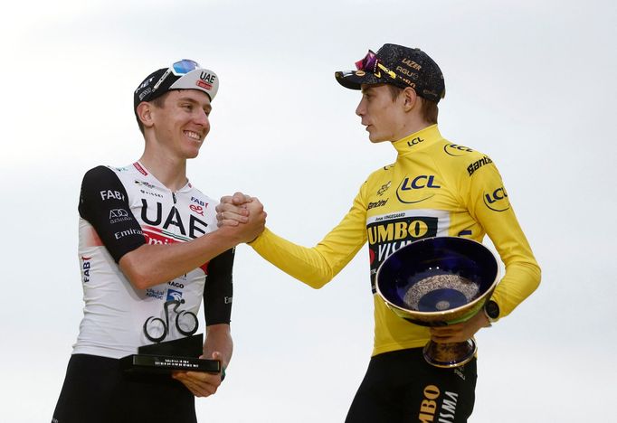 Tadej Pogačar a Jonas Vingegaard v Paříži po skončení Tour de France 2023.