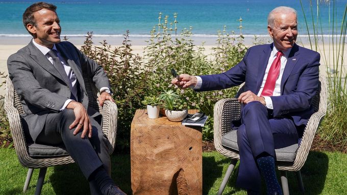 Joe Biden a Emmanuel Macron na summitu G7, 12. června 2021.