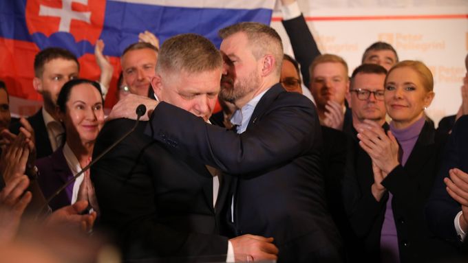 Peter Pellegrini a Robert Fico na tiskové konferenci po výhře v prezidentských volbách na Slovensku
