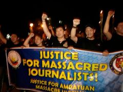 Filipínští novináři vyšli do ulic a žádají pro své zavražděné kolegy spravedlnost. Den po masakru nebyl nikdo zatčen, i když se ví, kdo za masakrem stojí.