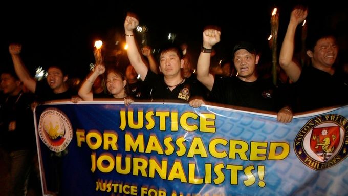 Filipíny - novináři protestují proti masakru.