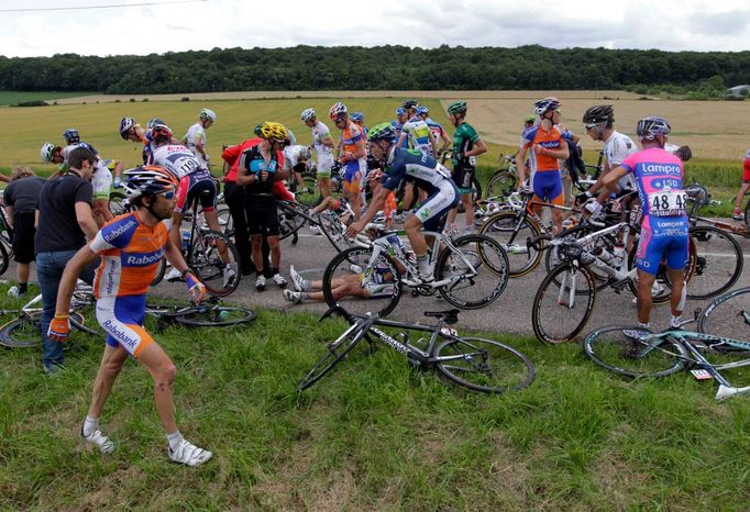 Hromadná nehoda během šesté etapy Tour de France 2012.