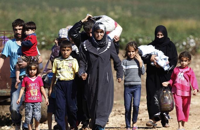 Syrians walk after crossing to Turkey by boat on the Orontes river of the Turkish-Syrian border near the village of Hacipasa in Hatay province October 12, 2012. REUTERS/Osman Orsal (TURKEY - Tags: POLITICS CIVIL UNREST) Published: Říj. 12, 2012, 9:40 dop.