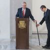 Miloš Zeman oznámil kandidaturu na prezidenta - jeho TK, aktivisté před Hradem