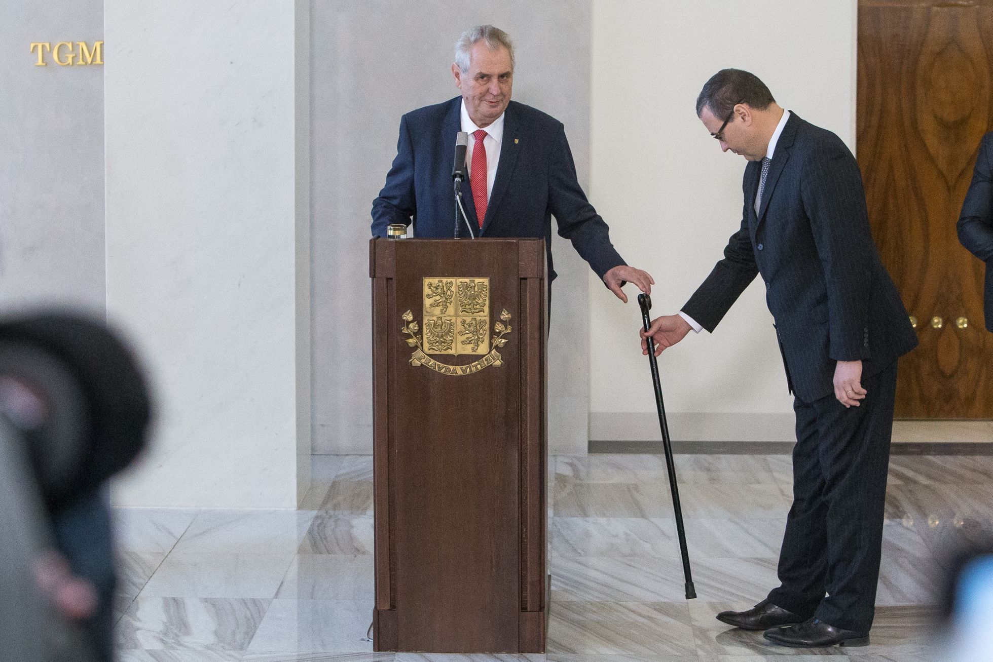 Miloš Zeman oznámil kandidaturu na prezidenta - jeho TK, aktivisté před Hradem