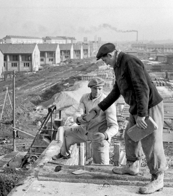 Pohled na budované sídliště Solidarita v Praze-Strašnicích. Rok cca 1948-50.