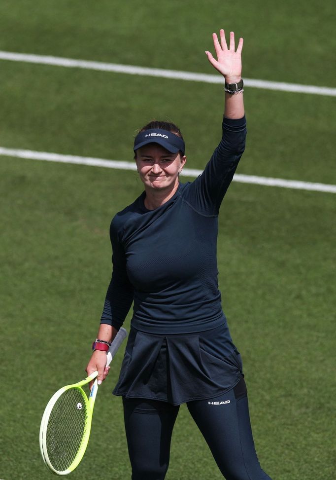 Barbora Krejčíková v utkání 1. kola turnaje v Eastbourne