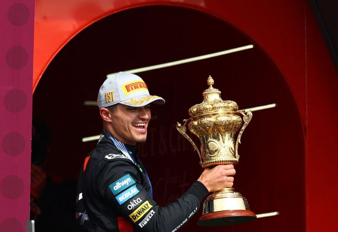 Lando Norris z McLarenu slaví triumf ve VC Británie F1 2025