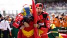 Alessandro Pier Guidi, James Calado a Antonio Giovinazzi slaví triumf Ferrari ve 24h Le Mans 2023.