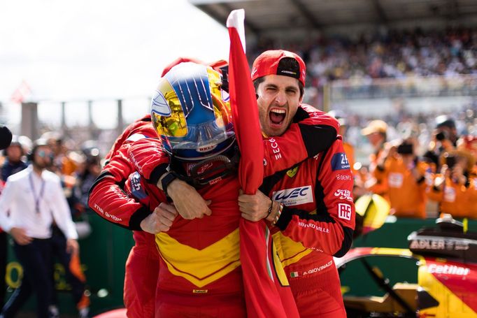 Alessandro Pier Guidi, James Calado a Antonio Giovinazzi slaví triumf Ferrari ve 24h Le Mans 2023.