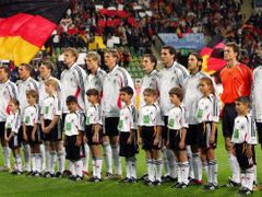 Němečtí fotbalisté zpívají o jednotě, právu a svobodě.