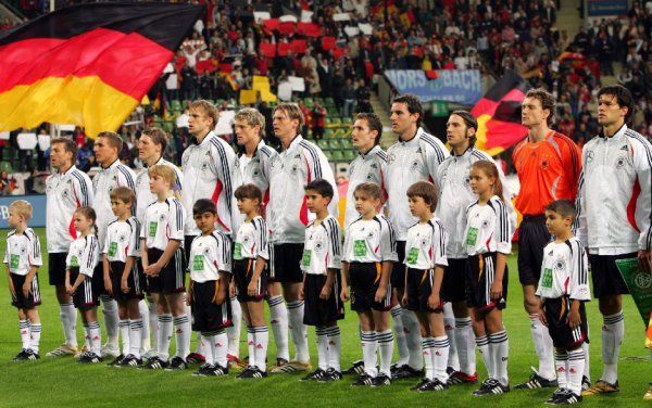 Němečtí fotbalisté zpívají hymnu