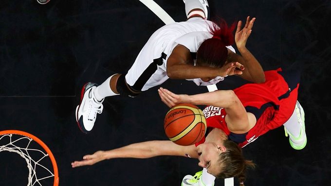 Česká basketbalistka Ilona Burgrová blokuje Angolku Nacisselu Mauriciovou v utkání skupiny A na OH 2012 v Londýně.