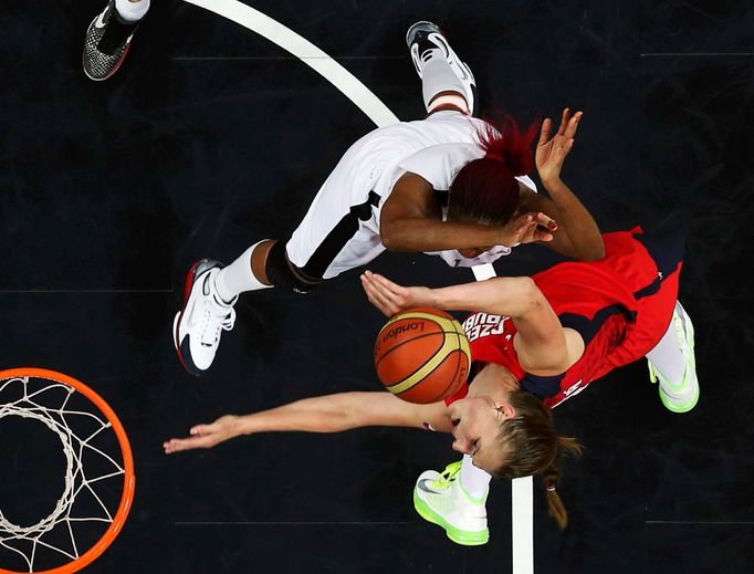 Česká basketbalistka Ilona Burgrová blokuje Angolku Nacisselu Mauriciovou v utkání skupiny A na OH 2012 v Londýně.