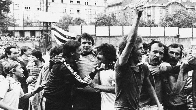 Takhle slavili fotbalisté Bohemians před 40 lety titul po vítězství nad Žilinou 4:1. Jeden z gólů dal tehdy i Pavel Chaloupka.
