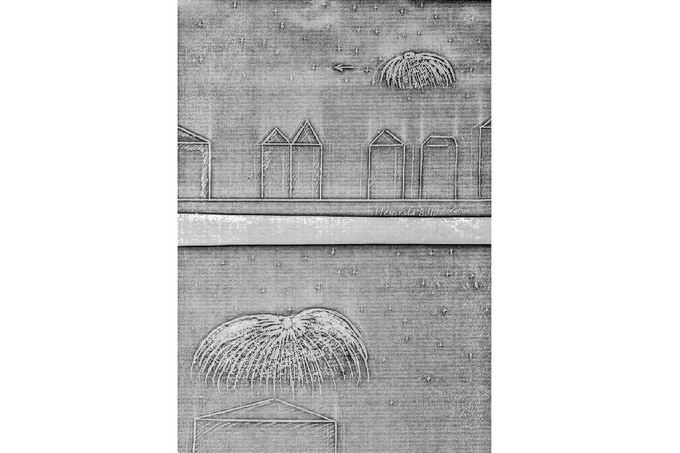 Kresba zachycuje svědeckou rekonstrukci Petrozavodského fenoménu z roku 1977 — objekt s paprsky sestupujícími k zemi.