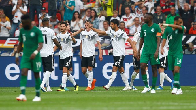 Němci slaví vlastní gól Omara Havsávího ze Saúdské Arábie.