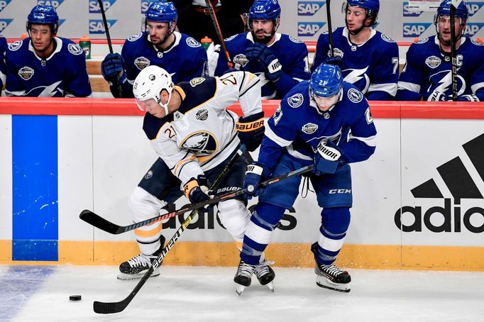 Kyle Okposo z Buffala a Brayden Point z Tampy Bay v zápase NHL ve Stockholmu