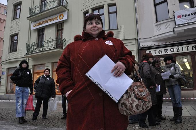 Na Jiráskově náměstí zvaném Kuří rynek v centru Ostravy se po třetí hodině odpoledne sešlo asi 300 protestujících. Organizátoři malého shromáždění měli k dispozici pouze málovýkkonný megafon, takže už dvacet metrů od řečníka nebylo srozumitelné, co lidem říká. Část přítomných se na Kuří rynek přesunula ze sousedního Masarykova náměstí, kde popíjeli medovinu na vánočních trzích.