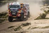 Účastníci Rallye Dakar mají na svém kontě už šest náročných etap. Podívejte se na dosud nejdůležitější události soutěže, která se o víkendu překulí do své druhé poloviny. Z českých účastníků se zatím nejlépe daří Aleši Lopraisovi, který premiérově usedl do kamionu MAN.