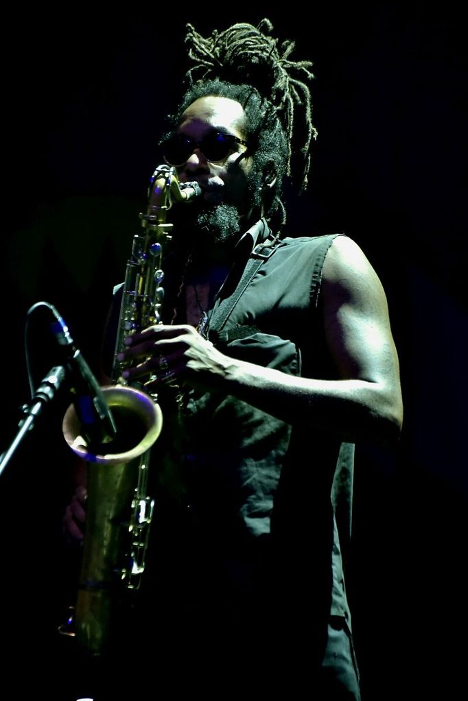 Snímek z koncertu Tedeschi Trucks Bandu.