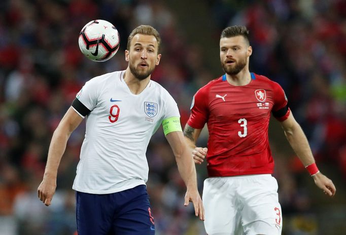 Harry Kane a Ondřej Čelůstka v zápase kvalifikace ME 2020 Anglie - Česko.