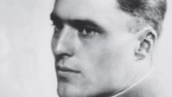 Plukovník hrabě Claus Schenk von Stauffenberg na snímku z roku 1933. Byl mozkem i pachatelem jednoho z vrcholných činů německého protinacistického odboje.