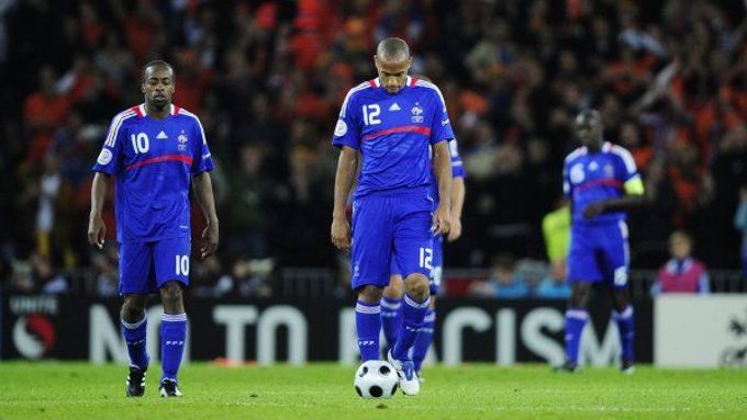 Francouzští fotbalisté odcházeli se svěšenými hlavami. Po jednom matném výkonu a jednom debaklu mají o čem přemýšlet.