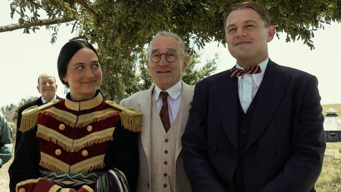 Lily Gladstone v roli Mollie, Robert De Niro jako William Hale a Leonardo DiCaprio coby Ernest.