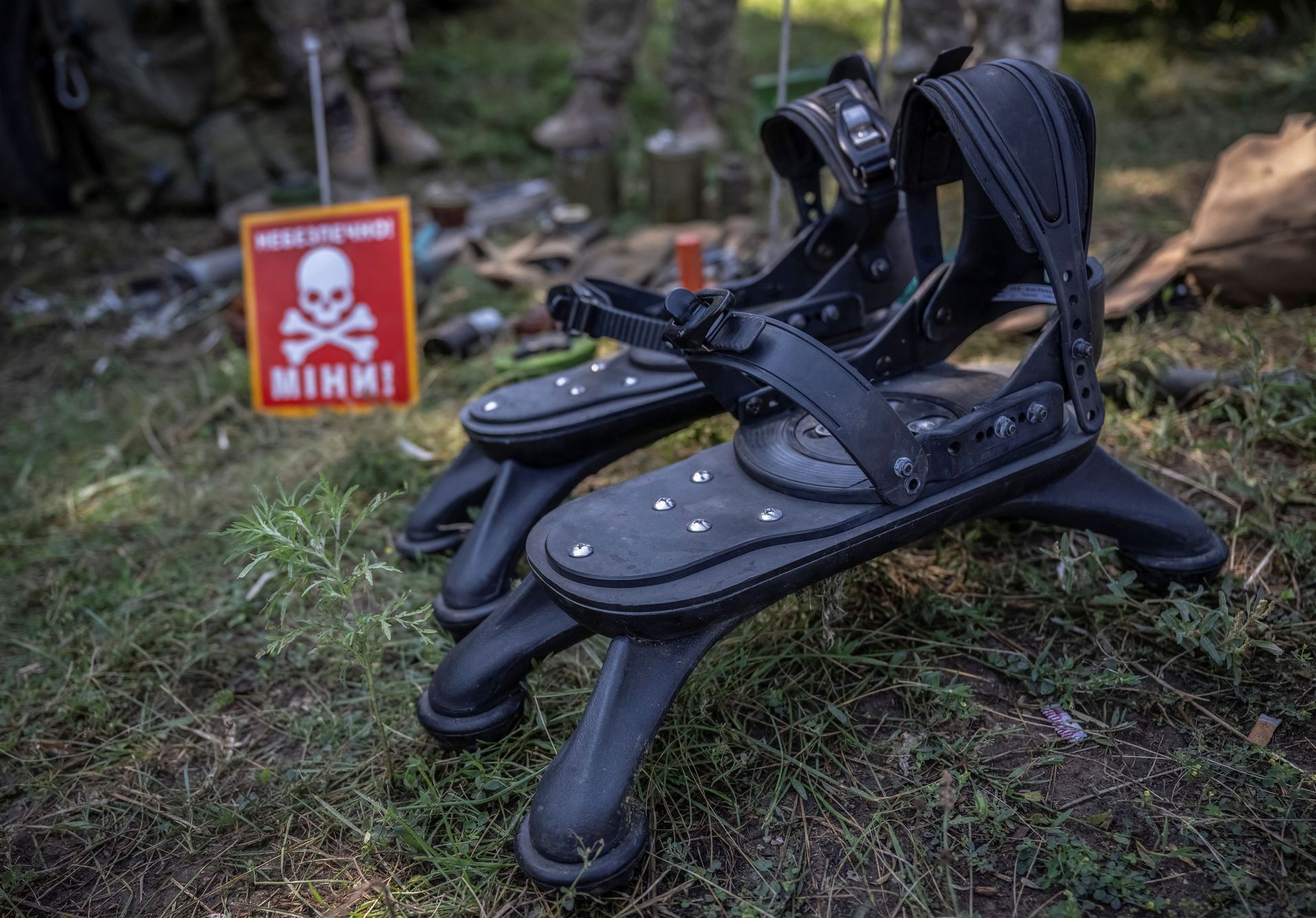 Speciální obuv pro ukrajinské vojáky, kteří čistí minová pole. Botám se přezdívá pavoučí boty.