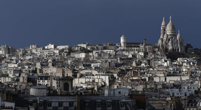 Slunce nad Sacre Coeur, Paříž. Ilustrační snímek.