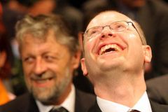 Porcování medvěda může zabránit vláda, tvrdí Sobotka