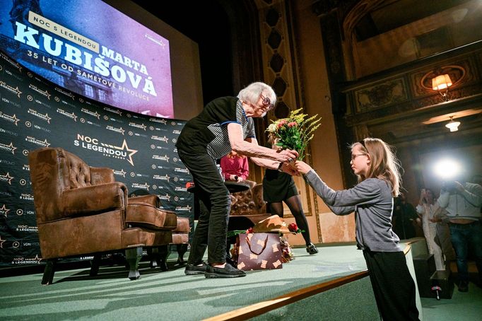 Zpěvačka Marta Kubišová přijímá květiny a gratulace k nedávným 82. narozeninám.