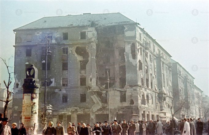 Maďarské lidové povstání. Do následných pouličních bojů se zapojily jednotky sovětské armády,umístěné na území Maďarska.