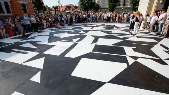 Snímek z pondělní vernisáže piazzetty v Lounech.