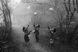 Druhé místo - "My Balloon" od fotografa Vo Anh Kiet. Takto zachytil děti hrající si ve vietnamské provincii Ha Giang. Více najdete ZDE .