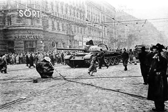 Historický snímek z maďarského povstání proti sovětské diktatuře, které se odehrálo v roce 1956