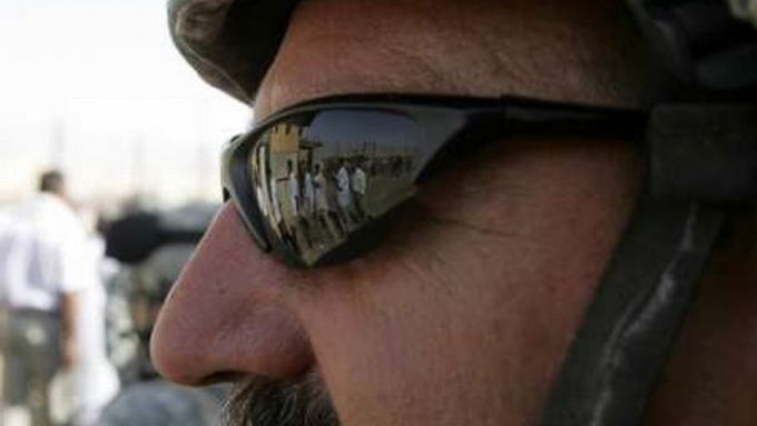 Americký voják sleduje irácké vězně, vycházející z věznice Abú Ghrajb.