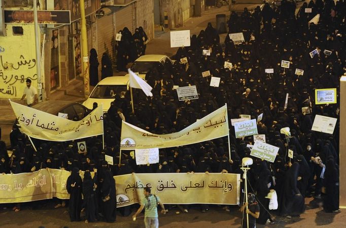 Saudi Shi'ite Muslim women take part in a protest in Qatif, against a film made in the U.S. that mocks the Prophet Mohammad, September 20, 2012. REUTERS/Zaki Ghawas (SAUDI ARABIA - Tags: POLITICS RELIGION CIVIL UNREST) Published: Zář. 20, 2012, 8:21 odp.