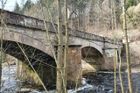 Nejdříve zbourat, pak prohlásit za památku. Kraj zastavil demolici mostu v Poniklé