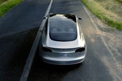 Tesla na rezervacích vybrala sedm miliard. Zákazníci ale můžou na nový elektromobil čekat roky