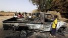 A boy and a group of women stand near a vehicle, believed to belong to Islamist rebels and destroyed during French air strikes, in the recently liberated town of Diabaly January 24, 2013. REUTERS/Eric Gaillard (MALI - Tags: CIVIL UNREST CONFLICT MILITARY POLITICS) Published: Led. 24, 2013, 6 odp.